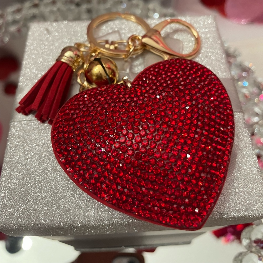 NIP RED RHINESTONE SPARKLE HEART KEYCHAIN BAG CHARM WITH TASSEL GOLD TONE 💕
